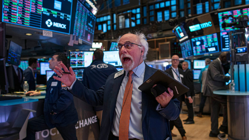 Un comerciante reacciona mientras trabaja en el piso de la Bolsa de Nueva York (NYSE) en la ciudad de Nueva York el 10 de enero de 2020. (Kena Betancur/Getty Images)