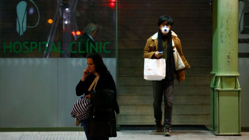 Un hombre con una máscara protectora camina fuera del Hospital Clínico de Barcelona (España) el 25 de febrero de 2020, donde una mujer fue hospitalizada por un presunto caso de coronavirus. (PAU BARRENA/AFP/Getty Images)