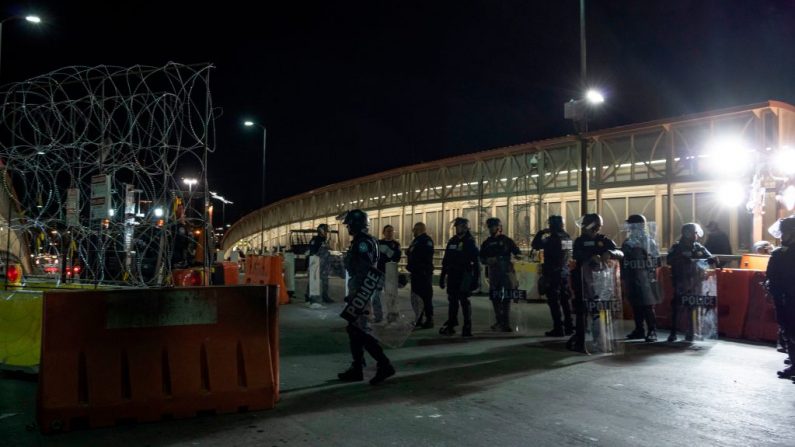 Oficiales de Aduanas y Protección Fronteriza vestidos con equipo antidisturbios hacen guardia en el Puente Internacional del Paso del Norte el 28 de febrero de 2020, en Ciudad Juárez (México). (PAUL RATJE/AFP/Getty Images) 