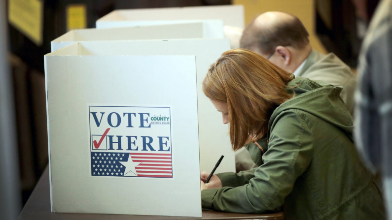 Personas votan en un centro electoral en Kirkwood, Missouri, el 6 de noviembre de 2018. (Scott Olson/Getty Images)