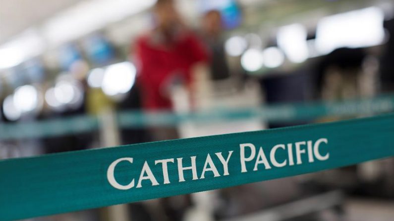El logotipo de Cathay Pacific Airways Ltd. está impreso en una cinta en la sala de embarque del Aeropuerto Internacional de Hong Kong, en Hong Kong, China, el 05 de diciembre de 2012. EFE / EPA / JEROME FAVRE