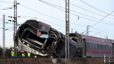 Dos muertos y 27 heridos por el descarrilamiento de un tren en Italia