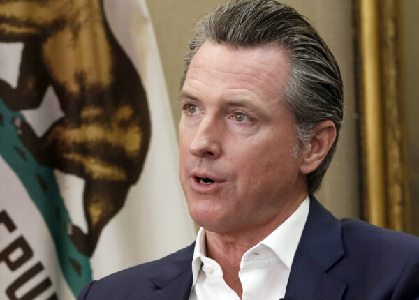 El Gobernador de California, Gavin Newsom, habla durante una conferencia de prensa sobre los esfuerzos del estado en la crisis de la falta de vivienda, el 16 de enero de 2020, en Oakland, California. (Justin Sullivan/Getty Images)