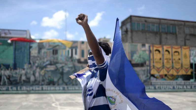 Un manifestante participa en una marcha de estudiantes universitarios y médicos despedidos de un hospital público por atender a manifestantes antigubernamentales heridos, contra el presidente Daniel Ortega y su esposa, la vicepresidenta Rosario Murillo, en León, Nicaragua, el 30 de julio de 2018. (Imagen de contexto MARVIN RECINOS/AFP vía Getty Images)