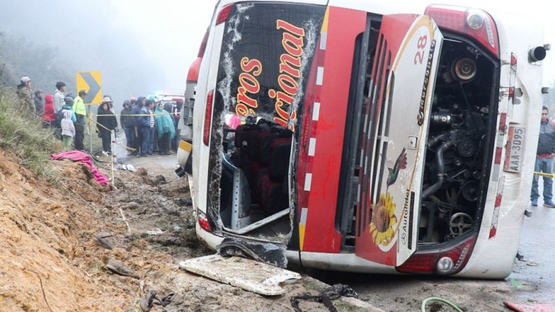 Vista del autobús volcado que se estrelló en la ruta Cuenca - Loja, a 21 kilómetros al sur de la ciudad de Cuenca, en Ecuador el 1 de septiembre de 2018. (ADAN CABRERA / AFP / Getty Images)
