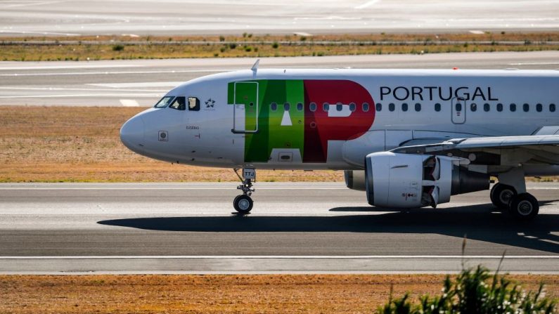 Un avión de la aerolínea portuguesa TAP se muestra en el aeropuerto Humberto Delgado de Lisboa (Portugal) el 3 de octubre de 2018. (PATRICIA DE MELO MOREIRA / AFP / Getty Images)