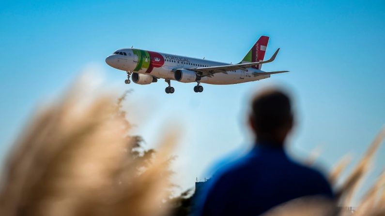 Un avión de la aerolínea portuguesa TAP se prepara para aterrizar en el aeropuerto Humberto Delgado en Lisboa el 3 de octubre de 2018. (PATRICIA DE MELO MOREIRA / AFP a través de Getty Images)