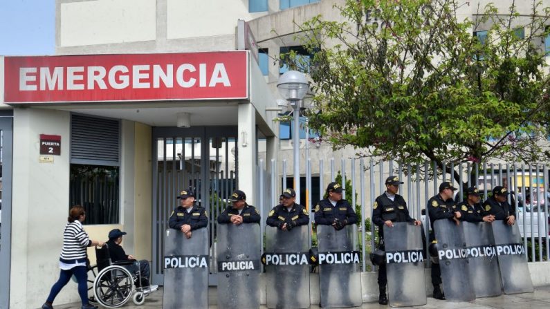 Los policías hacen guardia frente a la Clínica Centenario en Lima (Perú) el 4 de octubre de 2018. (Imagen de archivo de CRIS BOURONCLE/AFP vía Getty Images)