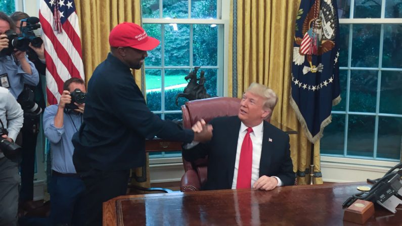 El presidente de Estados Unidos Donald Trump se reúne con el rapero Kanye West en el despacho Oval de la Casa Blanca en Washington, DC, el 11 de octubre de 2018. (SEBASTIAN SMITH / AFP a través de Getty Images)