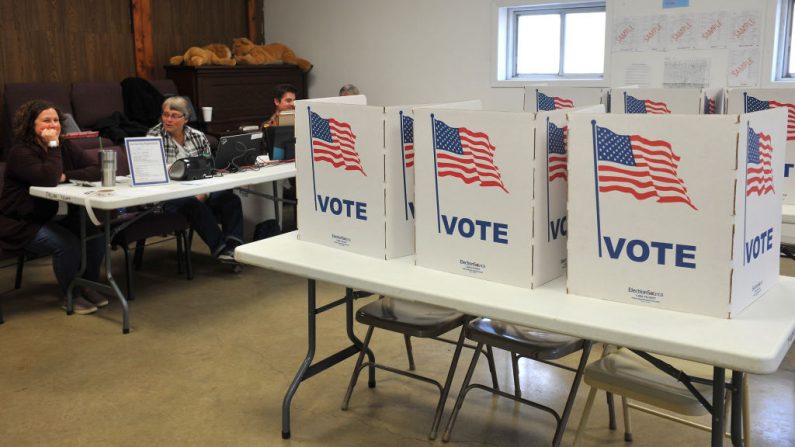 Los trabajadores electorales esperan que los votantes emitan su voto en el condado de Madison en Truro, Iowa, el 6 de noviembre de 2018. (Steve Pope / Getty Images)