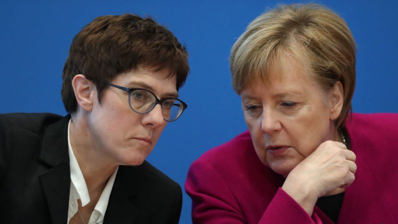 La canciller alemana y líder de los demócratas cristianos alemanes (CDU) Angela Merkel (d) conversa con la secretaria general de la CDU, Annegret Kramp-Karrenbauer, antes de una reunión del liderazgo de la CDU el día después de las elecciones en el estado de Hesse. el 29 de octubre de 2018 en Berlín, Alemania. (Sean Gallup / Getty Images)