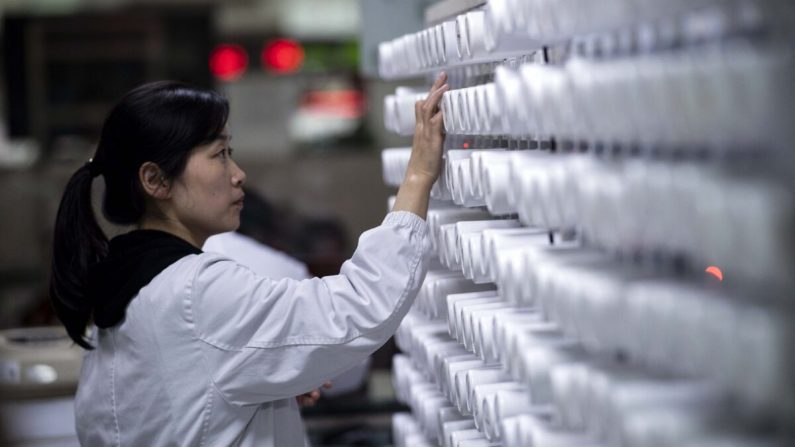 Una mujer clasifica los medicamentos en la farmacia del Hospital Yueyang, parte de la Universidad de Medicina Tradicional China de Shanghai, en Shanghai, el 7 de noviembre de 2018. (Johannes Eisele/AFP a través de Getty Images)