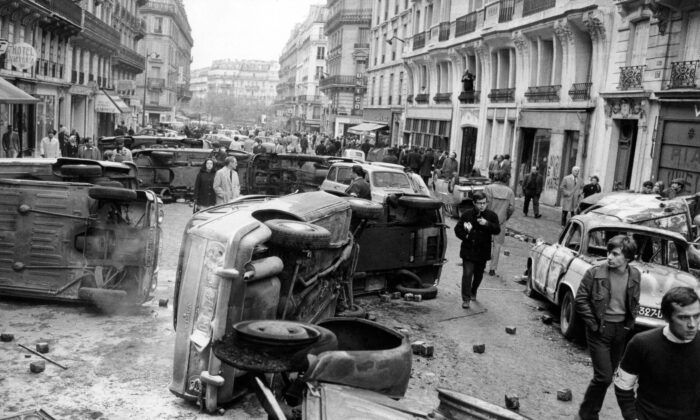 Autos volcados en la calle Gay-Lussac de París en la mañana del 11 de mayo de 1968, después de violentas peleas entre los estudiantes y la policía la noche anterior. (AFP vía Getty Images)