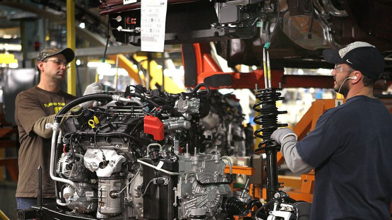 Trabajadores instalan motores en vehículos de Ford en la Planta de Ensamblaje de Chicago el 1 de diciembre de 2010 en Chicago, Illinois. (Scott Olson/Getty Images)