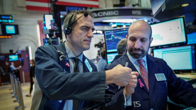 Los comerciantes y los profesionales financieros trabajan en el recinto de la Bolsa de Nueva York en Nueva York el 4 de enero de 2019. (Drew Angerer/Getty Images)
