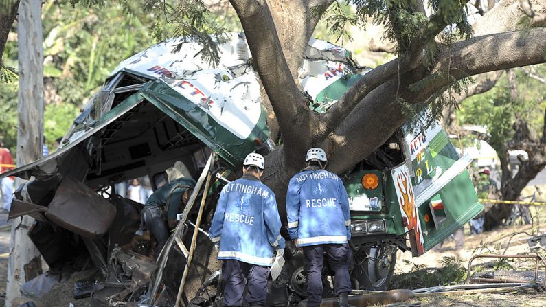 El personal de rescate se ve al lado de un autobús estrellado después de que un camión chocó contra él y otros tres autobuses en Ciudad Arce, a 40 km al oeste de San Salvador (El Sanvador), el 21 de febrero de 2011. (Jose CABEZAS / AFP / Getty Images)