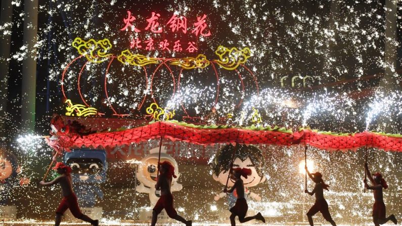 Danza del dragón en un parque de Beijing el cuarto día del Año Nuevo Lunar, el 8 de febrero de 2019. (GREG BAKER/AFP a través de Getty Images)