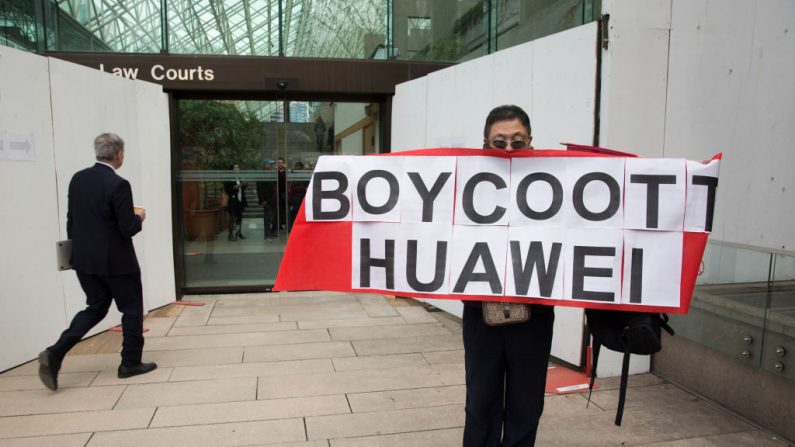 Max Wang protesta por la comparecencia del director financiero de Huawei, Meng Wanzhou, ante el Tribunal Supremo de la Columbia Británica, en Vancouver (Canadá), el 6 de marzo de 2019.  El arresto de Meng en Vancouver en diciembre en una orden de EE.UU. enfureció a China, que detuvo a varios canadienses días después en lo que fue ampliamente visto como una represalia. (Jason Redmond /AFP vía Getty Images)