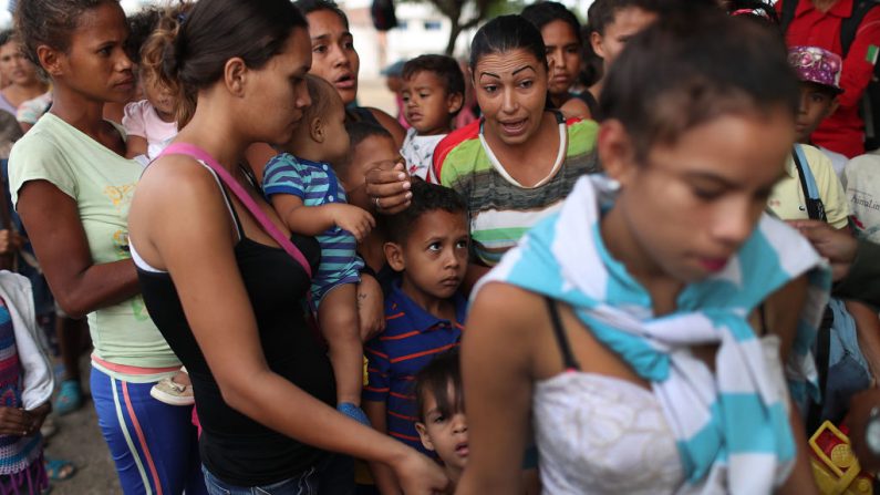 Migrantes venezolanos, entre ellos menores de edad, están a la expectativa de alimentos y necesidades médicas básicas, el 2 de marzo de 2019 en Cúcuta, Colombia. (Joe Raedle / Getty Images)