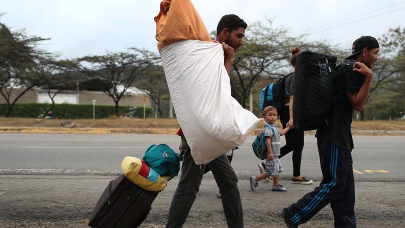 Emigrantes abandonando territorio venezolano, el 3 de marzo de 2019 en Cucuta, Colombia. (Joe Raedle/Getty Images)