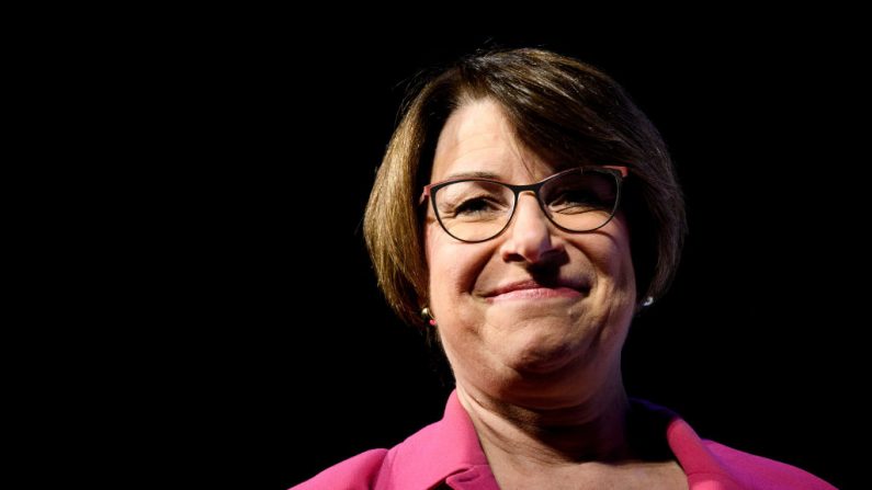 Amy Klobuchar, precandidata demócrata a la presidencia, quedó mal parada ante miles de hispanos que veían una entrevista de la cadena Telemundo. No supo decir el nombre del presidente mexicano. (BRENDAN SMIALOWSKI/AFP a través de Getty Images)