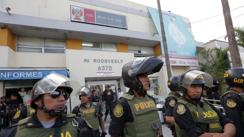 Agentes de policía hacen guardia frente al Hospital de Emergencias Casimiro Ulloa en Lima (Perú), el 17 de abril de 2019. (Luka Gonzales/AFP vía Getty Images)