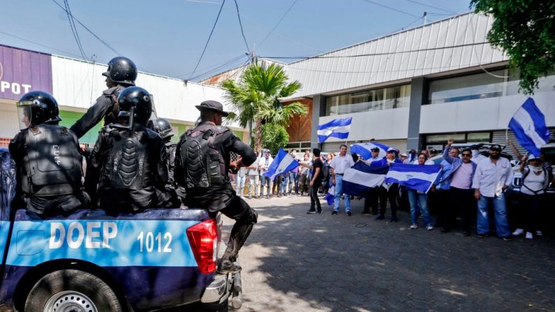 La policía antidisturbios llega a un estacionamiento donde se refugiaron los manifestantes contra el régimen de Ortega, en Managua el 17 de abril de 2019. (El crédito de la foto debe leerse INTI OCON/AFP vía Getty Images)