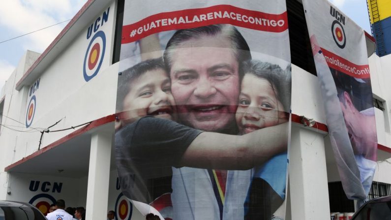 Vista de un póster del candidato presidencial de Guatemala para el partido Unión del Cambio Nacional (UCN), Mario Estrada, en la sede de la UCN en Ciudad de Guatemala (Guatemala) el 18 de abril de 2019. (JOHAN ORDONEZ / AFP / Getty Images)