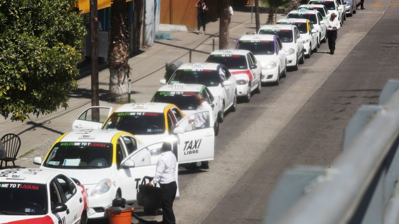 Los taxis están alineados cerca del puerto de entrada de El Chapparal, la mayoría esperando a los pasajeros que cruzan a México, el 31 de marzo de 2019 en Tijuana, México. (Imagen ilustrativa de Mario Tama / Getty Images)