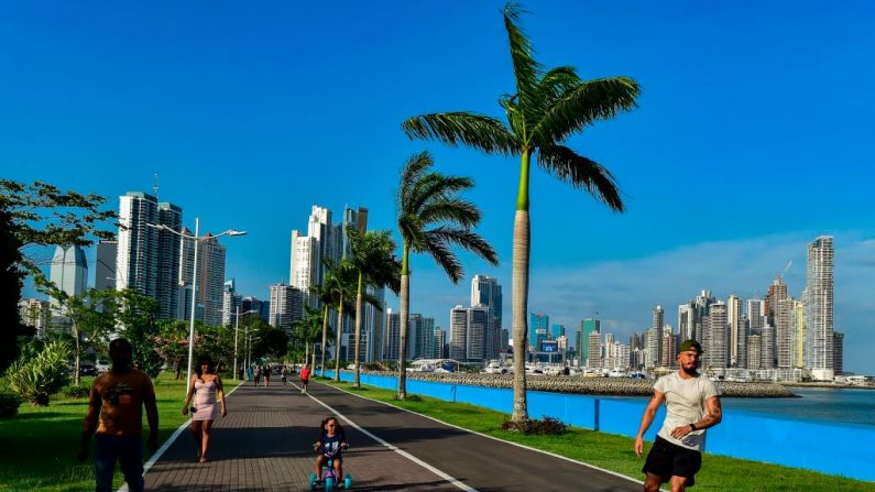 La gente disfruta de la explanada de la Cinta Costera de la Ciudad de Panamá (Panamá) el 28 de abril de 2019. (LUIS ACOSTA / AFP / Getty Images)