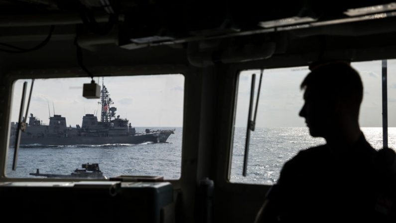 El destructor Murasame de la Fuerza de Autodefensa Marítima japonesa se ve desde el puente de la fragata HMS Montrose de la Marina Real Británica durante un ejercicio conjunto con la Marina de los EE.UU. (Tomohiro Ohsumi/Getty Images)