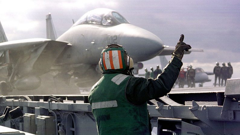 Los Estados Unidos han reforzado su fuerza militar en el Golfo y amenazan con ataques aéreos en un intento de obligar al Iraq a permitir las inspecciones de la UNSCOM, que es la encargada de eliminar las armas de destrucción masiva del Iraq. (Foto de la Marina de los Estados Unidos)
