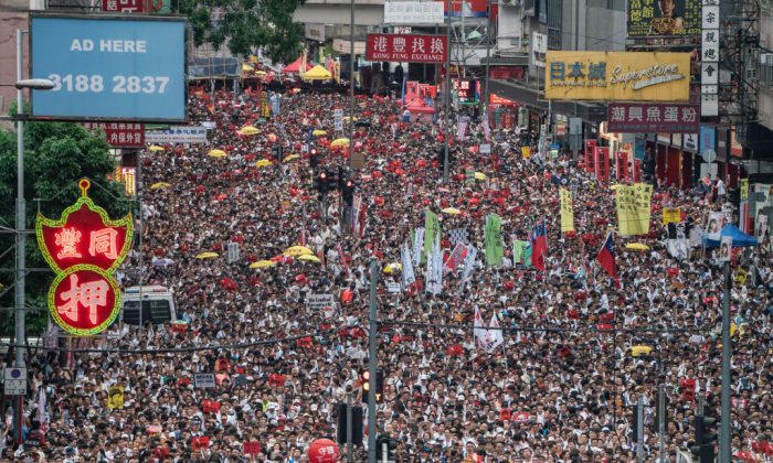Miles de manifestantes marchan por una calle durante una manifestación contra una controvertida propuesta de ley de extradición en Hong Kong el 9 de junio de 2019. (Anthony Kwan/Getty Images)
