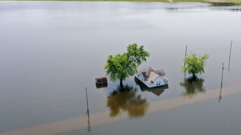 El 1 de junio de 2019, en West Alton, Missouri, el agua de inundación del río Mississippi se eleva alrededor de una casa. (Scott Olson/Getty Images)