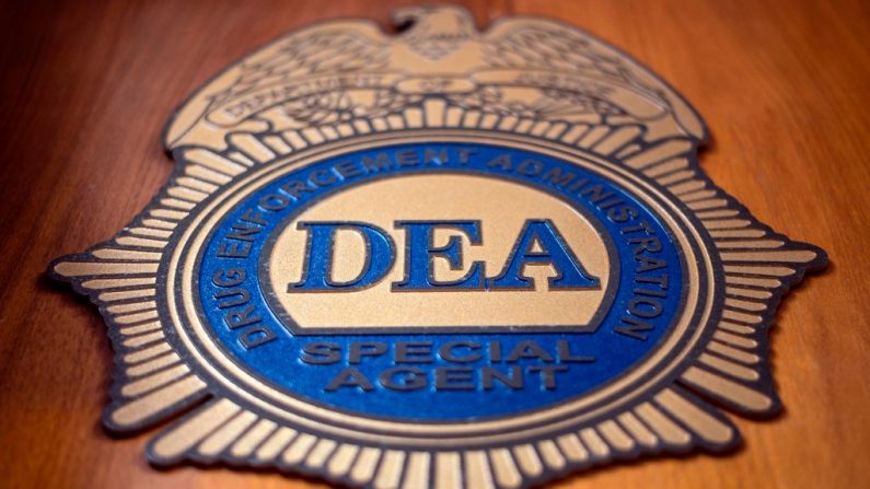 Una placa que dice Agente Especial de la DEA en la Oficina de la DEA el 29 de mayo de 2019 en la ciudad de Nueva York. (JOHANNES EISELE/AFP vía Getty Images)