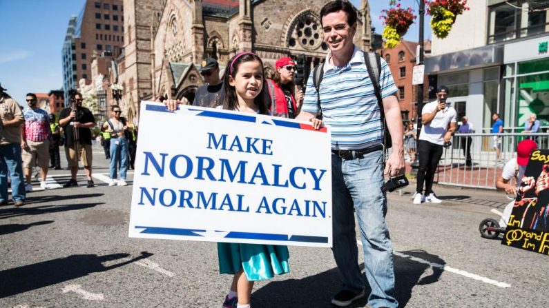 Una niña sostiene un cartel que dice "Hagamos la normalidad algo normal de nuevo" durante un desfile en Boston el 31 de agosto de 2019 en Boston, Massachusetts.(Scott Eisen/Getty Images)