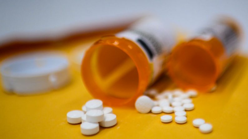 Esta imagen de la ilustración muestra tabletas de analgésico opioide Oxycodon entregado con receta médica tomada el 18 de septiembre de 2019 en Washington, DC (EE.UU.). (ERIC BARADAT / AFP / Getty Images)
