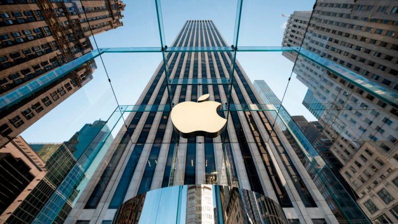 La entrada de la tienda Apple en la Quinta Avenida, el 19 de septiembre de 2019 en la ciudad de Nueva York, EE.UU. (JOHANNES EISELE/AFP a través de Getty Images)