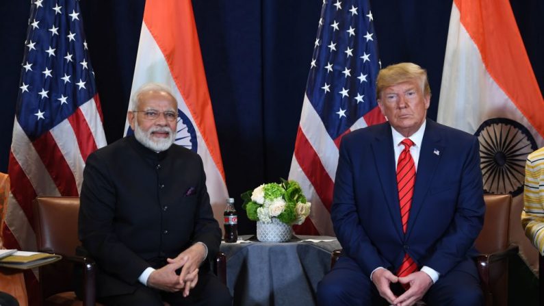 El presidente de los Estados Unidos, Donald Trump, y el primer ministro indio, Narendra Modi, celebran una reunión en la sede de las Naciones Unidas en Nueva York, el 24 de septiembre de 2019, al margen de la Asamblea General de las Naciones Unidas. (Foto de SAUL LOEB / AFP) (SAUL LOEB/AFP a través de Getty Images)
