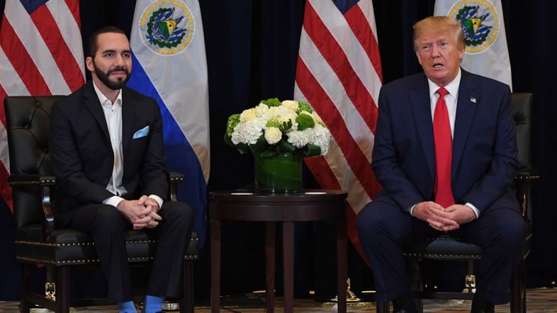 El presidente de los Estados Unidos, Donald Trump (d), y el presidente Nayib Bukele (i) de El Salvador sostienen una reunión en Nueva York (EE.UU.), el 25 de septiembre de 2019, al margen de la Asamblea General de las Naciones Unidas. (SAUL LOEB / AFP / Getty Images)