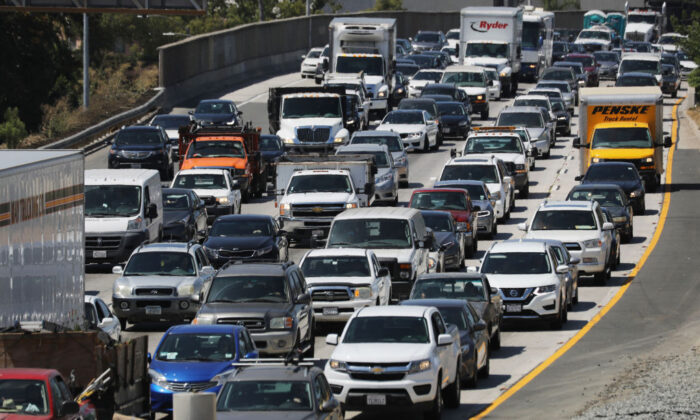Conductores en la autopista U.S. 101 en Los Ángeles, California, el 30 de agosto de 2019. (Mario Tama/Getty Images)