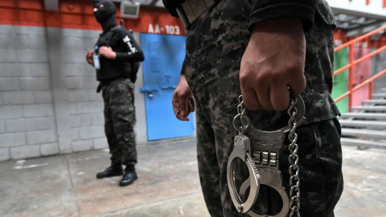 Los oficiales de la Policía Militar hacen guardia en La Jaula, una unidad de máxima seguridad en la Penitenciaría Nacional de Támara, en Támara, el 7 de octubre de 2019. (ORLANDO SIERRA / AFP / Getty Images)