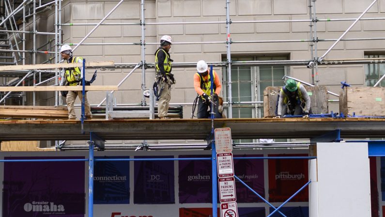 Trabajadores de construcción colocan andamios de apoyo al costado de un edificio en Washington, DC el 8 de octubre de 2019. (ANDREW CABALLERO-REYNOLDS/AFP a través de Getty Images)