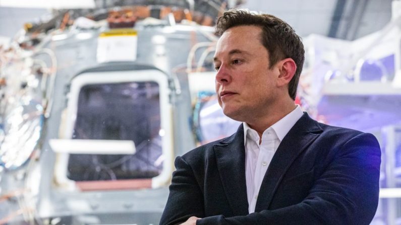 El fundador de SpaceX, Elon Musk, se dirige a la prensa anunciando los nuevos desarrollos de la nave espacial reutilizable Crew Dragon, en la sede de SpaceX, en Hawthorne, California, el 10 de octubre de 2019. (PHILIP PACHECO/AFP vía Getty Images)