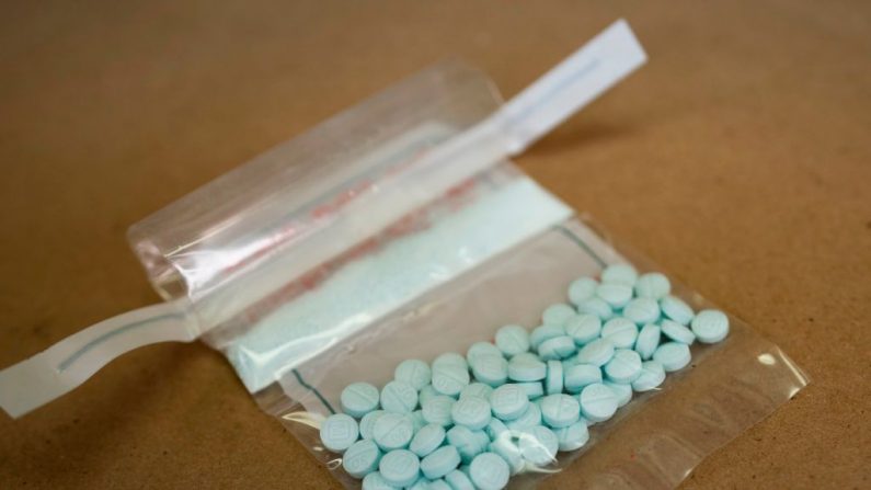 Pastillas que se cree que están mezcladas con fentanilo se exhiben en un Laboratorio Regional de la DEA, el 8 de octubre de 2019, en Nueva York. (DON EMMERT/AFP vía Getty Images)