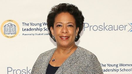 Exfiscal Loretta Lynch revisará a policía universitaria en medio de protestas