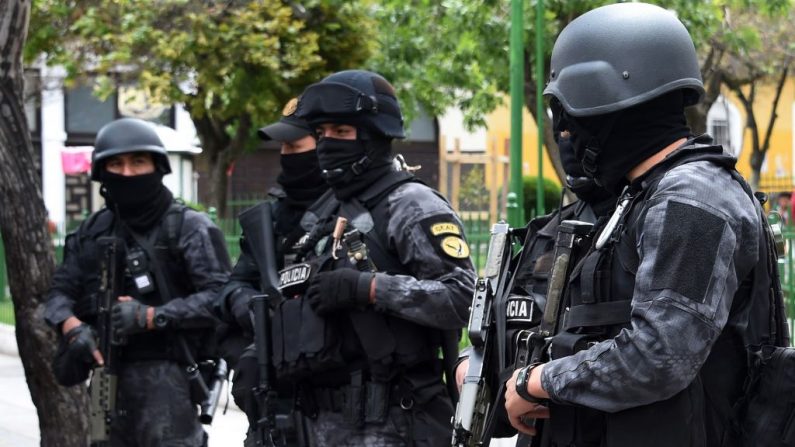 La policía antidisturbios patrulla los alrededores de la prisión de San Pedro durante un motín en demanda de la renuncia del director de las cárceles Ernesto Vergara en La Paz el 12 de noviembre de 2019. (AIZAR RALDES / AFP / Getty Images)