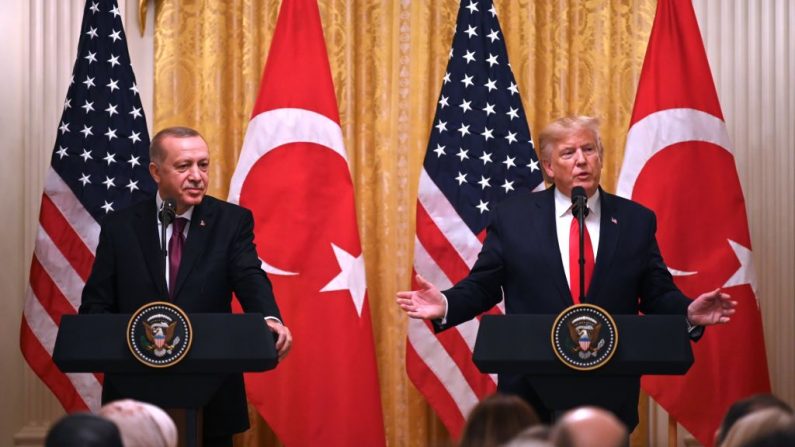 El presidente de Estados Unidos, Donald Trump, y el presidente de Turquía, Recep Tayyip Erdogan, participan en una conferencia de prensa conjunta en la Sala Este de la Casa Blanca en Washington el 13 de noviembre de 2019. (Jim Watson / AFP a través de Getty Images)