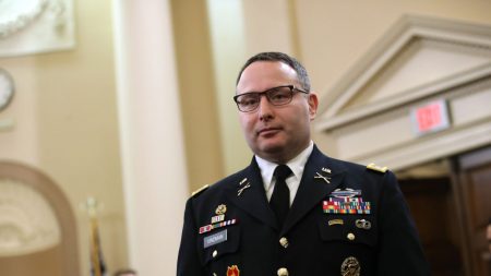 Testigo del impeachment contra Trump, Alexander Vindman, se retira del Ejército
