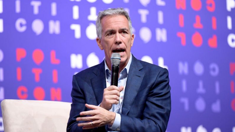 El representante Joe Walsh habla en el escenario durante el Politicon 2019 en el Music City Center el 26 de octubre de 2019 en Nashville, Tennessee. (Foto de Jason Kempin/Getty Images para Politicon)